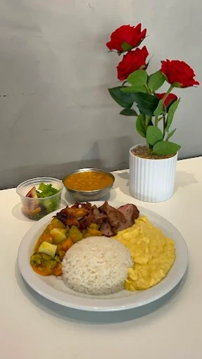 Prato com arroz, carnes e acompanhamentos servido no Éder Espetos