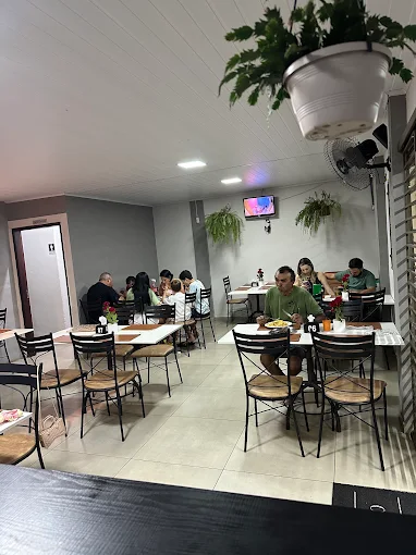 Salão do Éder Espetos Restaurante em Dourados com clientes almoçando
