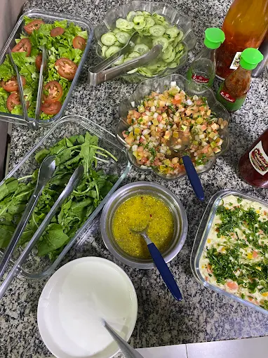 Saladas e acompanhamentos do buffet do Éder Espetos